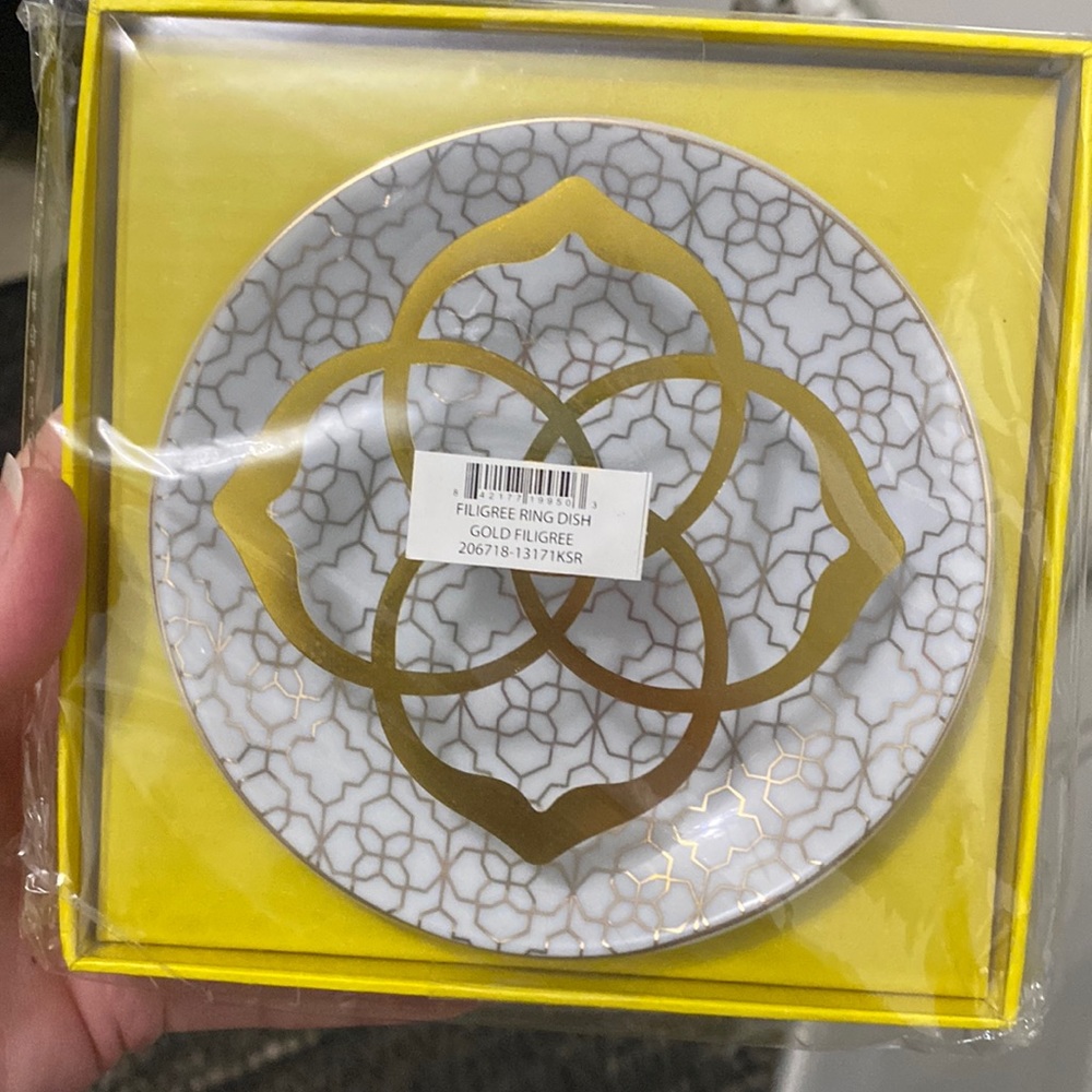 NWT Kendra Scott gold filigree ring dish